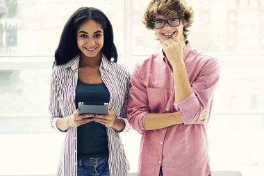 En yakın arkadaşlarım 5 g ücretsiz bağlı modern dokunmatik yüzey yolu ile kablosuz internet alanı coworking 