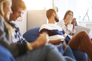 Erkek ve kadın arkadaş grubu 