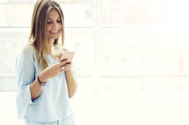 WiFi bağlantı ayakta için reklam kopya alanı kullanan Independet genç kız