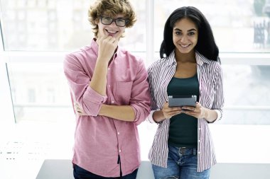 Kadın ve erkek meslektaşları araştırmacılar en son haber takibi yapma