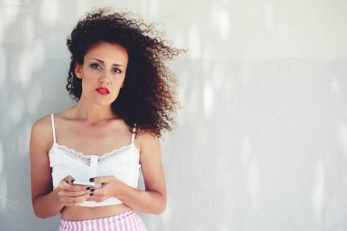 Reklam için beyaz kopyalama alanı arka plan, hücresel kadınla