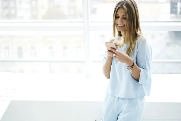 Glad tjej läser feedback från anhängare via moderna pekplattan ansluten till wifi — Stockfoto