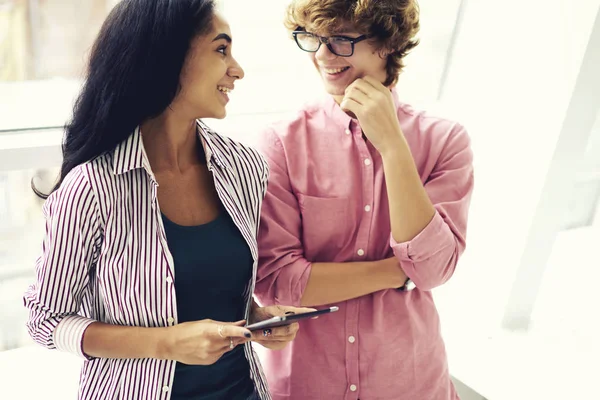 Pareja joven leyendo los comentarios de los seguidores a través de un panel táctil moderno conectado a wifi — Foto de Stock