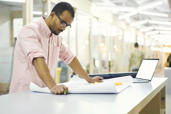 Homme au bureau en utilisant un ordinateur portable avec écran maquette et connexion sans fil à Internet dans le bureau intérieur — Photo