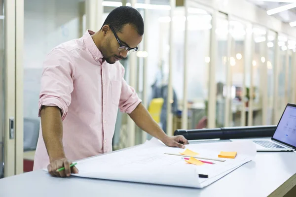 Homme d'affaires utilisant l'application de comptabilité sur ordinateur portable moderne avec écran maquette connecté au wifi dans le bureau intérieur — Photo