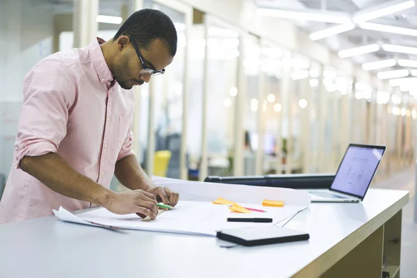 Hombre excitado creando mapa en línea en el ordenador portátil con el monitor de simulación conectado a la rápida 5G inalámbrico —  Fotos de Stock