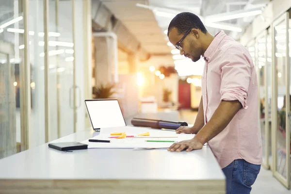 Kerl mit Laptop-Computer mit Mock-up-Bildschirm und drahtlose Verbindung in Innenräumen — Stockfoto