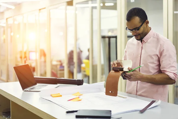 Designer utilisant un ordinateur portable et une connexion sans fil 4G rapide dans le bureau de coworking intérieur — Photo