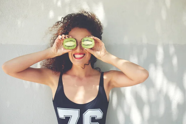 Le ragazze perdono peso mangiando frutta mentre in piedi su area di spazio copia bianca per il tuo messaggio pubblicitario — Foto Stock