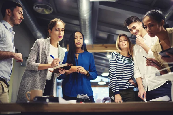 Olleagues advisering tijdens bijeenkomst in office — Stockfoto