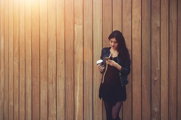 Giovane studentessa scrive un messaggio di testo al suo ragazzo durante l'utilizzo del suo telefono . — Foto Stock