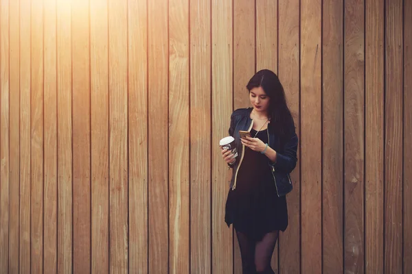 Young female student writes a text message to her boyfriend while using her telephone. — Stock Photo, Image