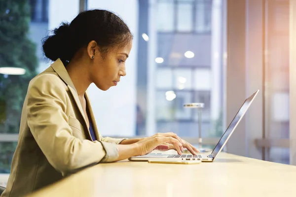 Skickliga kvinnliga företagare att göra online-betalning för räkningar redovisning inkomst av företaget — Stockfoto