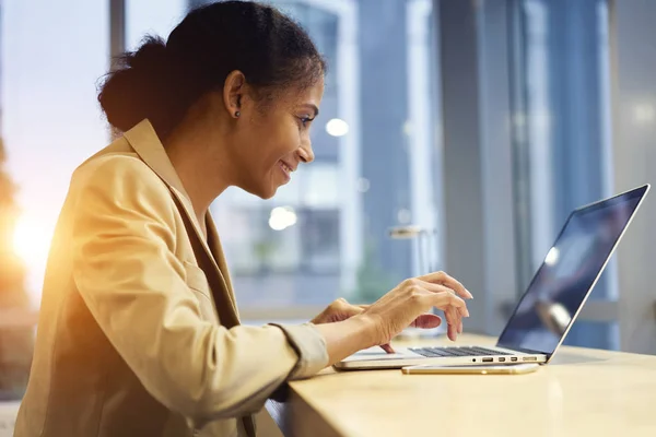 Atraente afro-americano mulher contabilidade assistindo streaming de vídeo durante a pausa para o trabalho — Fotografia de Stock