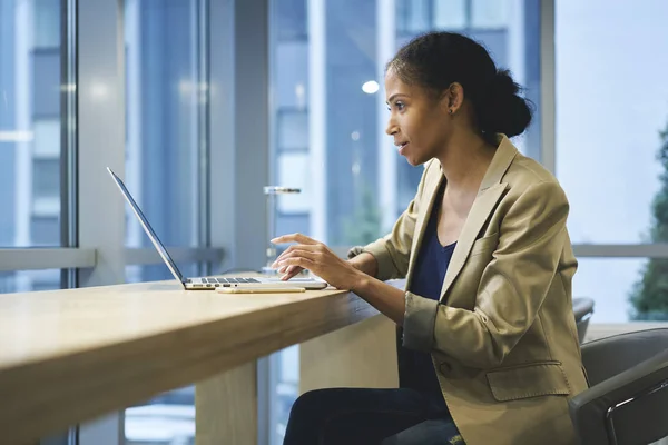 Erfarna afro amerikansk journalist att skriva pressmeddelande för online problem — Stockfoto