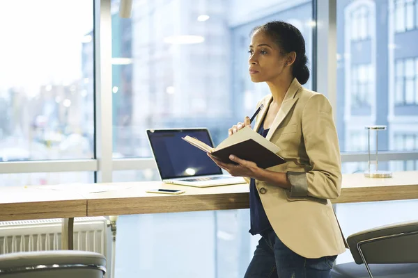 Pensant femme utilisant ordinateur portable avec écran de maquette et Internet dans l'espace de copie de bureau pour votre publicité — Photo