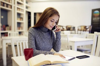 Müşteriyle iş ayrıntılarını ele alan coworking içinde Bussinaswoman