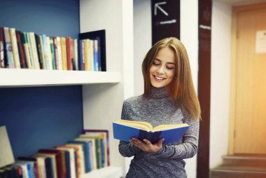 Kitap okurken dedektif hikayesi arsa üzerinde düşünme genç çekici öğrenci 