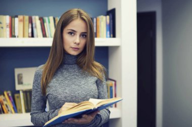 Ciddi erkek öğrenciler için her raflardan Üniversitesi modern Kütüphane üzerinden kullanıma