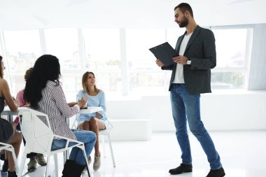 Güzel öğretim üyesi görüşleri ile tartışırken işitsel coworking