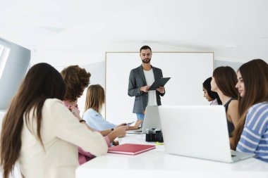 Yetenekli erkek bu yapım tanıtımı yeni yazılımın avantajları ve kullanılabilirlik hakkında konuşan programcı