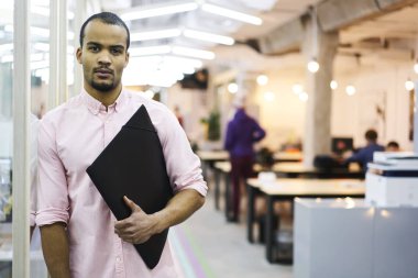 Office coworking içinde kapalı arka plan bulanık iş ayakta