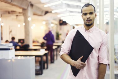 Ofis iken diğer çalışan coworking duran serin adam