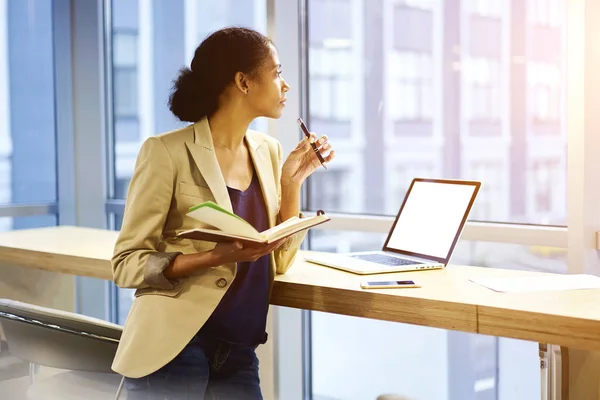 Afro Amerikaanse student met behulp van technologieën en draadloze verbinding met internet in office kopie ruimte gebied gor uw reclame — Stockfoto