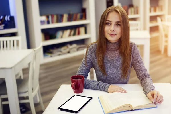 Mooie vrouw zitten overdekt met behulp van touchpad met mock scherm omhoog — Stockfoto