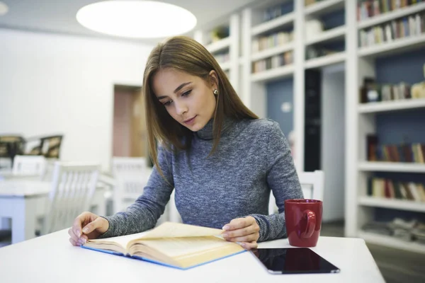 Denkende Frau bereitet sich mit Technik und drahtloser Verbindung auf Literaturstunde vor — Stockfoto