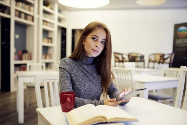 Geschoolde getalenteerde vrouwelijke blogger wachten op feedback over haar Boekbespreking in sociale netwerken — Stockfoto