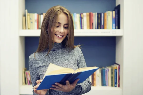 Ung attraktiv kvinnlig student tänkande över tomt på deckare medan du läser bok — Stockfoto
