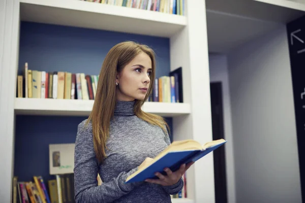 Retrato de una joven hermosa estudiante internacional leyendo interesante libro —  Fotos de Stock