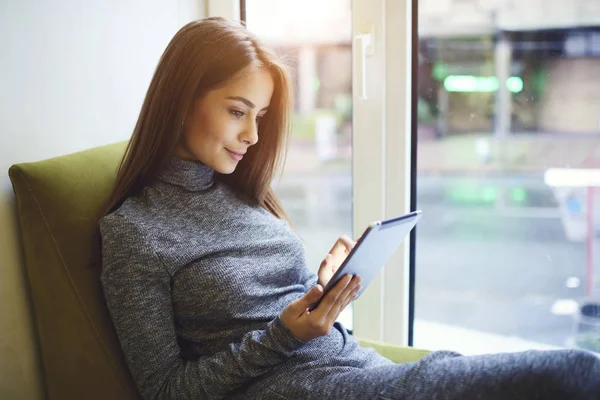 Porträt einer lächelnden attraktiven jungen Frau, die mit Freunden in sozialen Netzwerken chatten und Multimedia-Dateien teilen — Stockfoto