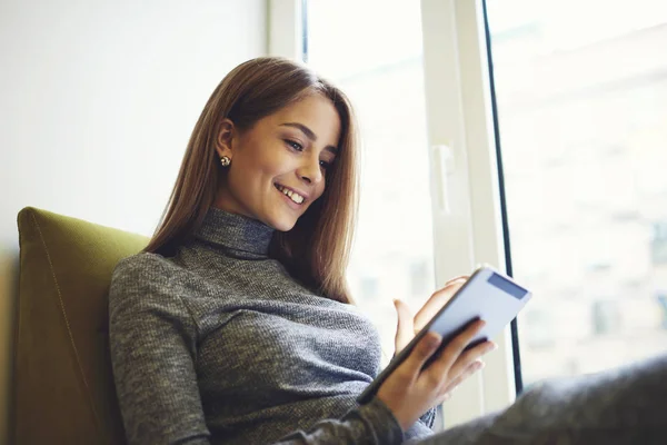 Encantadora joven mujer bien vestida haciendo banca en línea pagando por las compras en la tienda web — Foto de Stock