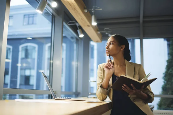 Afroamerican business coach verslag van universiteitsstudent tijdens het controleren van de gegevens controleren — Stockfoto