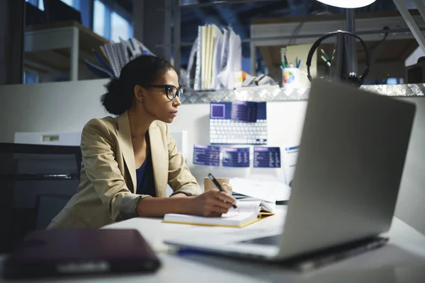 Formadora hábil de empresas que trabaja en la creación de una nueva estrategia para la presentación de empresas — Foto de Stock