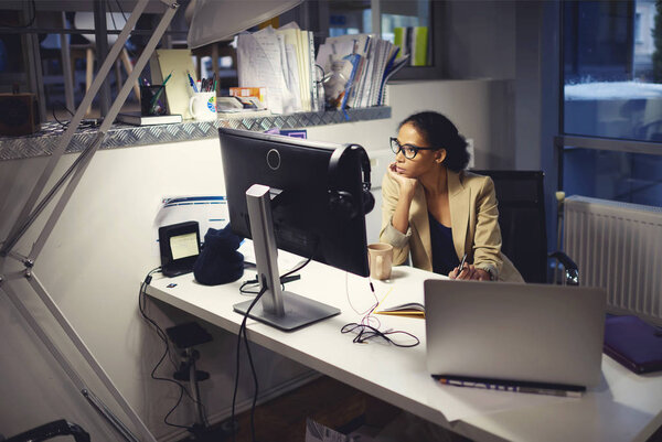 Профессиональная женщина-ньюсмейкер отслеживает последние события с официальных сайтов СМИ
 