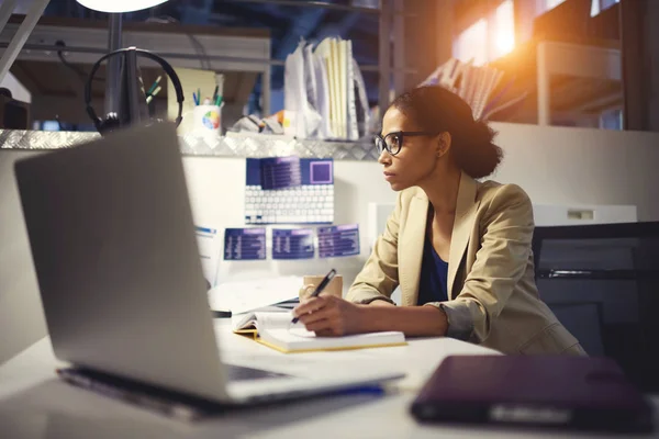 Çekici afro Amerikan iş coach eğitim ders bilgiyle hazırlanıyor 