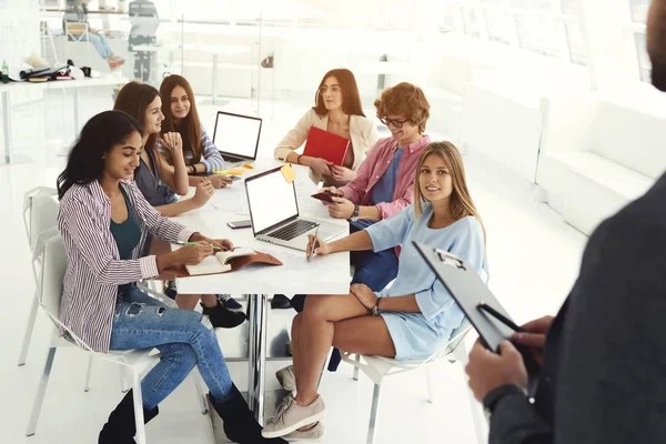 Grupo de jóvenes estudiantes creativos masculinos y femeninos trabajando juntos — Foto de Stock