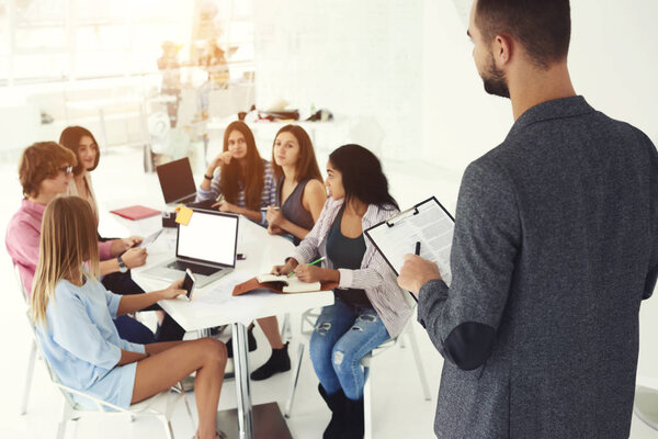 Мужчина успешный предприниматель объясняет концепцию новой стратегии компании
