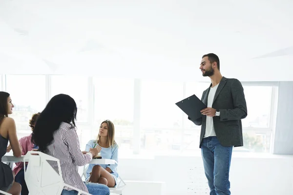 Treinador masculino experiente de programação fazendo palestra sobre codificação — Fotografia de Stock