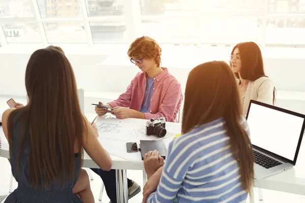 Grupo de diseñadores hombres y mujeres — Foto de Stock