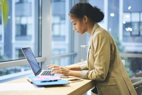 Mensajes de mecanografía administrativa de compañeros de trabajo concentrados a los empleados que coordinan el trabajo estando en viaje de negocios — Foto de Stock