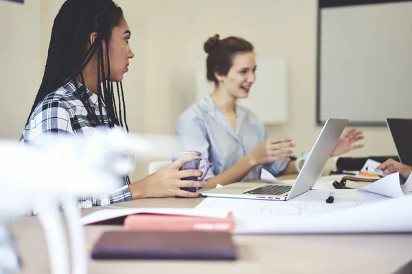 Studenter som øver på å tegne grafikk – stockfoto