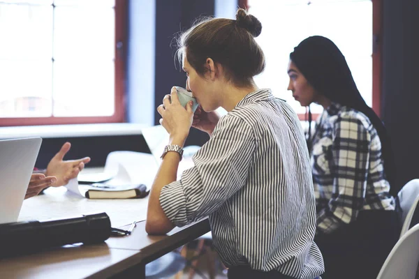 Studenten oefenen in het tekenen van afbeeldingen — Stockfoto