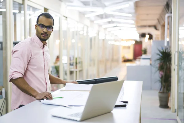 Compañero de trabajo que utiliza datos oficiales de Internet a través de ordenador portátil y rápido 5G inalámbrico — Foto de Stock