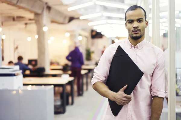 Tipo fresco de pie en la oficina de coworking mientras que otro empleado de trabajo — Foto de Stock