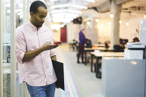 Joven empleado masculino esperando reunirse con sus colegas — Foto de Stock