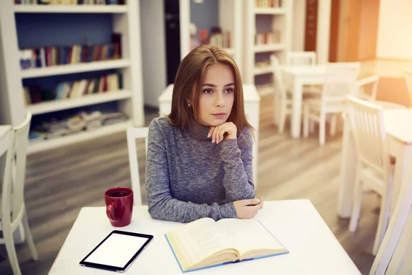 Nachdenkliches Hipster-Mädchen ruht sich nach Lektüre interessanten Buches aus — Stockfoto